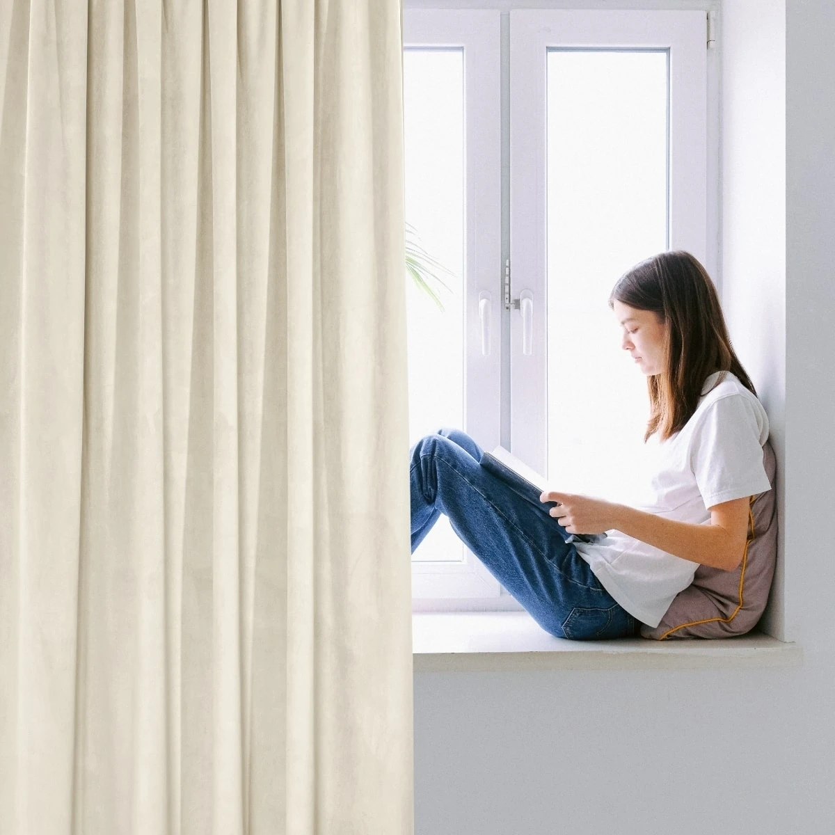 Kremowa zasłona welurowa na taśmie marszczącej Sara 101